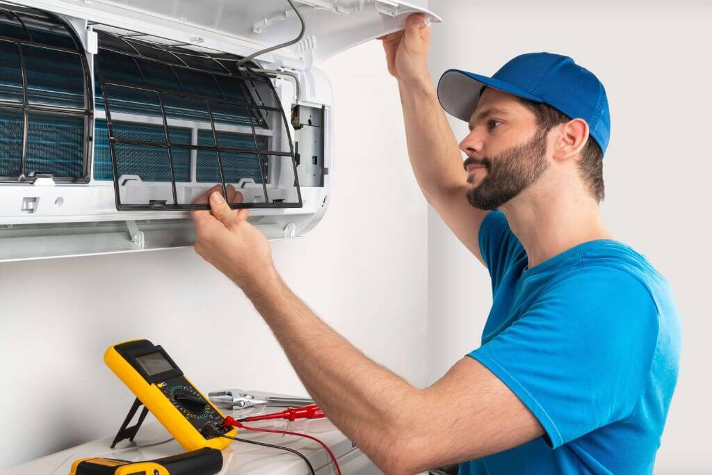 Troubleshoot The repairer checks the Working fundamentals of an air conditioner